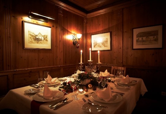 festlich gedeckte Weinstuben, © Steigenberger Hotel and Spa, Andreas Hofer festlich gedeckte Weinstuben, © Steigenberger Hotel and Spa, Andreas Hofer