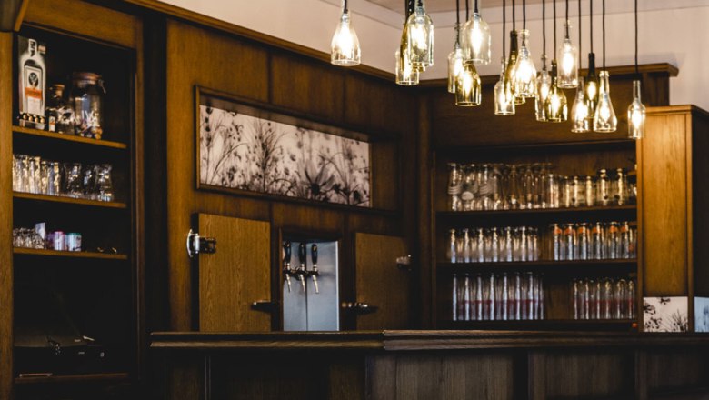 Különleges jó hangulat, © Niederösterreich Werbung/David Schreiber Hangulatos bár fából készült belső térrel és lógó üveglámpákkal.