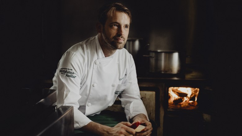 Herbert Bonka's roast pork comes out of the 100-year-old wood-fired oven, © Niederösterreich Werbung/Sophie Menegaldo Herbert Bonka's roast pork comes out of the 100-year-old wood-fired oven, © Niederösterreich Werbung/Sophie Menegaldo