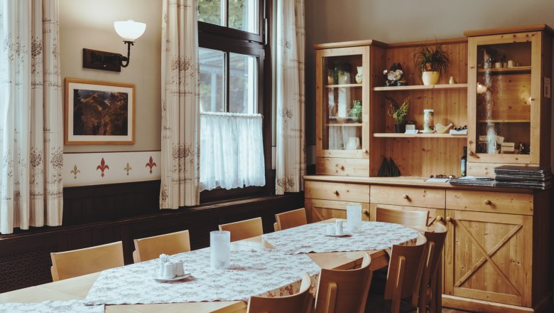 A kerékpárosok kedvenc pihenőhelye, © Niederösterreich Werbung/David Schreiber Hangulatos étkező, fából készült bútorokkal és terítőkkel.