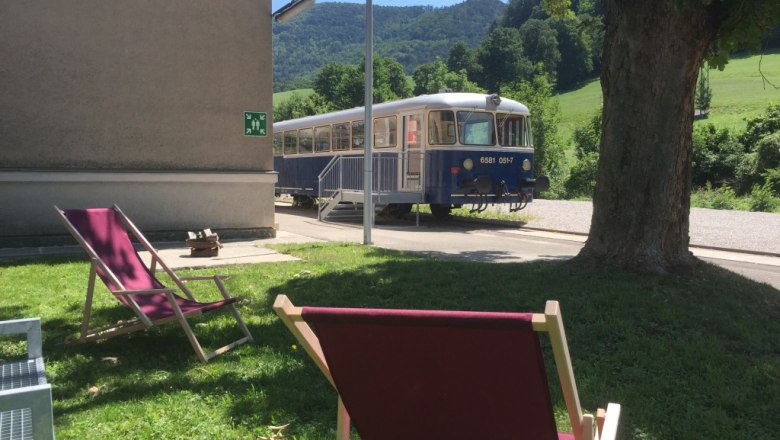 Deckchairs in front of the luggage cart, © M. Schorn Deckchairs in front of the luggage cart, © M. Schorn
