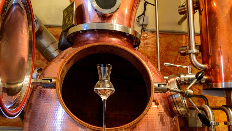 Distillery with shot glass, © Wirtshausbrennerei Krenn Distillery with shot glass, © Wirtshausbrennerei Krenn