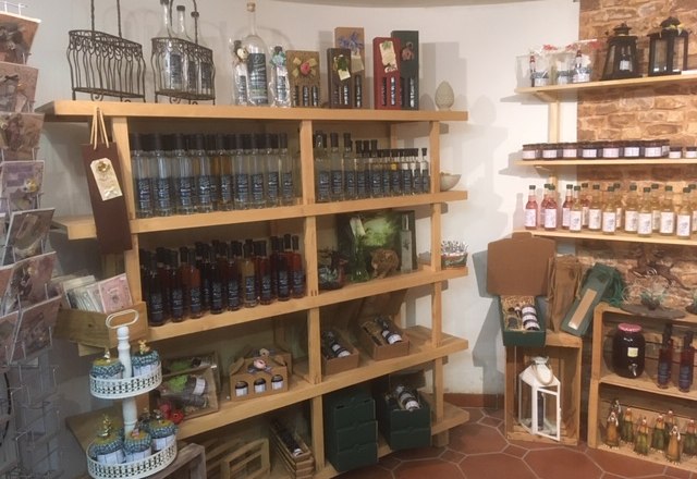 Katzler fruit distillery, Schönau, showroom, © Obstbrennerei Katzler Katzler fruit distillery, Schönau, showroom, © Obstbrennerei Katzler