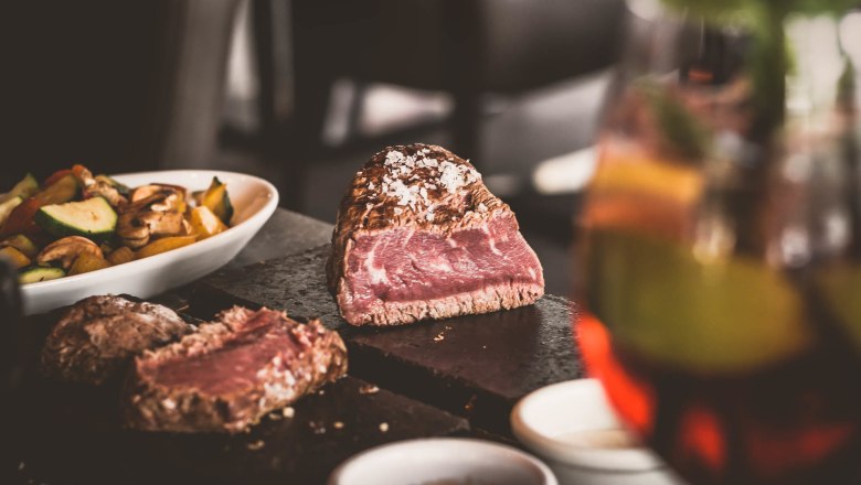 Steak on a hot stone, © Route 66 Fehr Steak on a hot stone, © Route 66 Fehr