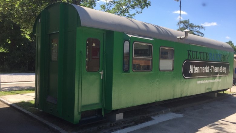 Green luggage trolley, © M. Schorn Green luggage trolley, © M. Schorn