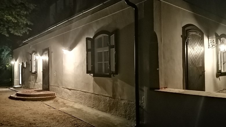 Vidéki birtok Oberhof, © Landsitz Oberhof Éjszakai kivilágított épület nyitott ablakokkal és ajtókkal.