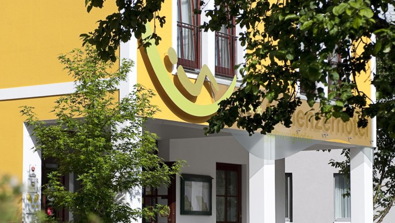 Lazy Hotel Schweighofer, © 2006 Karl Schweighofer jr. www.kpix.at Lazy Hotel Schweighofer, © 2006 Karl Schweighofer jr. www.kpix.at