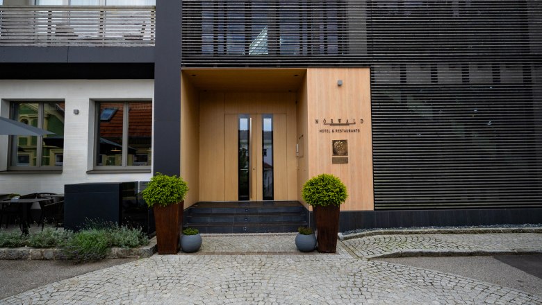 Relais & Chateaux MÖRWALD Hotel am Wagram, © Niederösterreich Werbung / Maximilian Pawlikowsky A Relais & Chateaux Mörwald Hotel bejárata, modern építészeti megoldásokkal és térkövezett előkerttel.