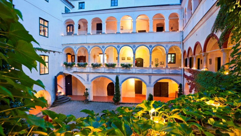 Inner courtyard in the evening, © Schloss Ernegg Inner courtyard in the evening, © Schloss Ernegg