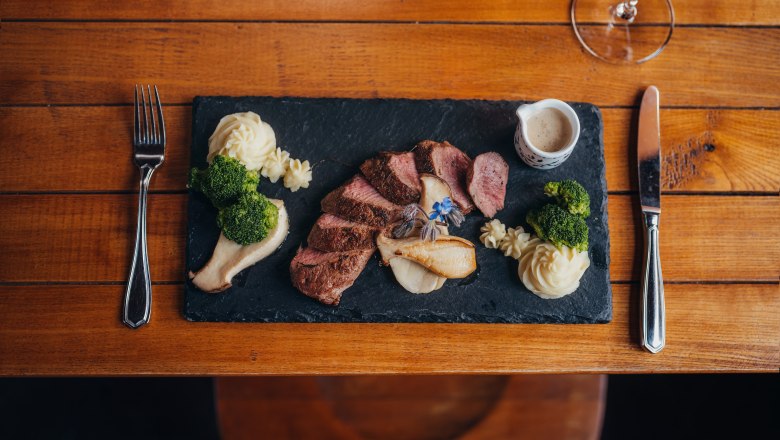 Rosa Hirschrücken, Grestner Austernsaitlinge, Trüffelpüree, Wacholderbeersoße, © Niederösterreich Werbung/Daniela Führer Rosa Hirschrücken, Grestner Austernsaitlinge, Trüffelpüree, Wacholderbeersoße, © Niederösterreich Werbung/Daniela Führer