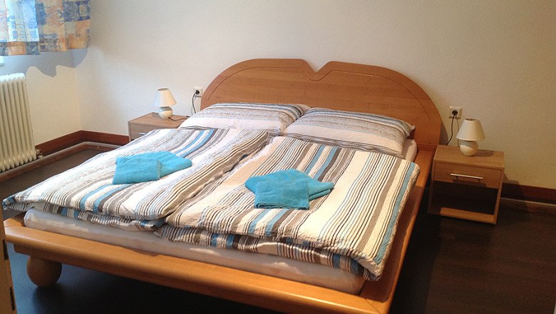 Bedroom double bed, © GasthausSchmidtmayer Bedroom double bed, © GasthausSchmidtmayer