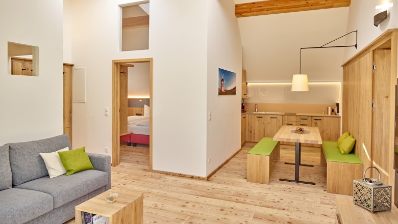 Weinviertler Kellerstöckl, © Weingut Hindler Modern nappali fabútorokkal, szürke kanapéval és nyitott konyhával.