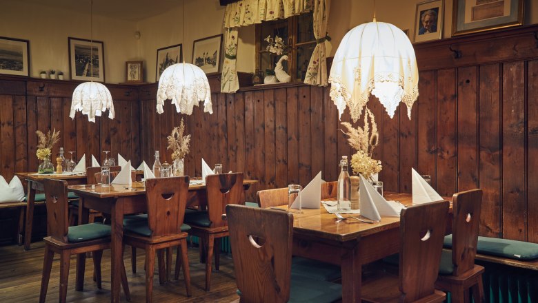 Rusztikus szalon, © Niederösterreich Werbung/Andreas Hofer Hangulatos szalon fabútorokkal, asztali díszekkel és függőlámpákkal.