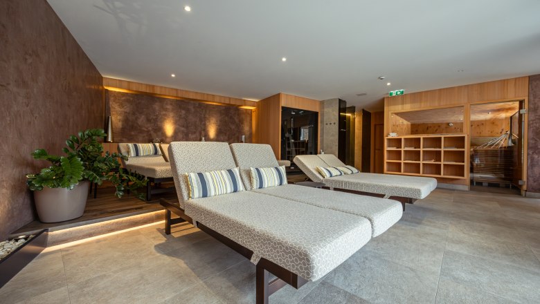 Boutique hotel WeinSpitz, © Niederösterreich Werbung / Maximilian Pawlikowsky Egy modern wellnessrészleg belső nézete nyugágyakkal és növényekkel.