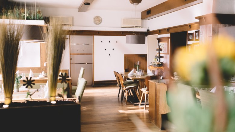 Hívogató vendégszoba, csendes fekvésű vendégkert, © Niederösterreich Werbung/Mara Hohla Hívogató vendégszoba fabútorokkal és dekorációs elemekkel.