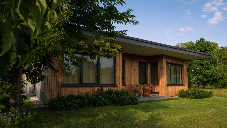 Grafenegg nyaralók, © Niederösterreich Werbung / Maximilian Pawlikowsky Modern faház nagy ablakokkal, fákkal és gyepszőnyeggel körülvéve.