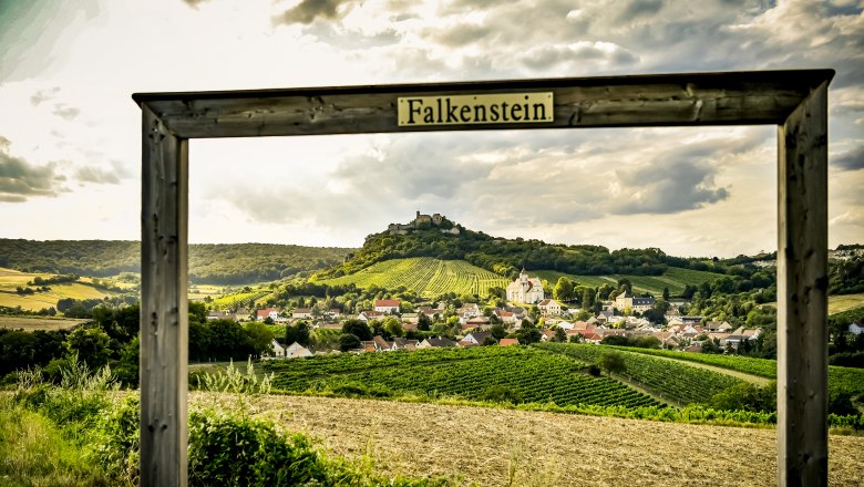 View of Falkenstein castle ruins, © Weinviertel Tourismus / POV Robert Herbst View of Falkenstein castle ruins, © Weinviertel Tourismus / POV Robert Herbst