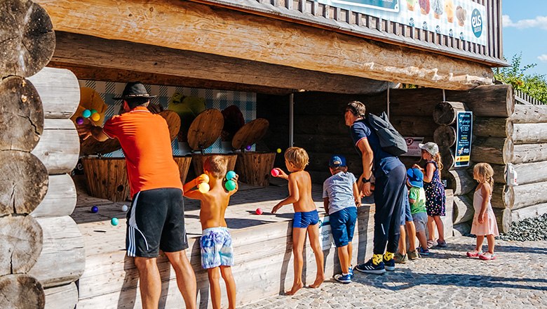 Eis-Greissler adventure park ice ball throwing, © Blochberger Eisproduktion GmbH Eis-Greissler adventure park ice ball throwing, © Blochberger Eisproduktion GmbH