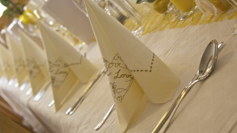 Table, Hotel zur Linde, © Ing. Matthias Schön Table, Hotel zur Linde, © Ing. Matthias Schön