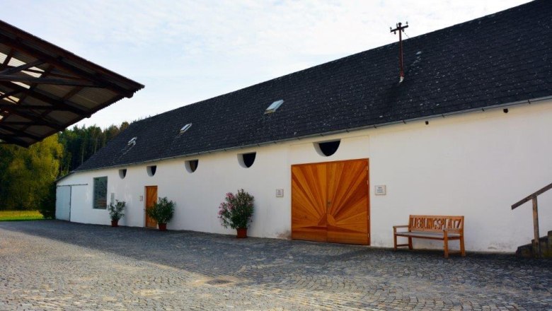 Parking lot in the courtyard, © Waldviertler Seminarhaus Gauguschmühle Parking lot in the courtyard, © Waldviertler Seminarhaus Gauguschmühle