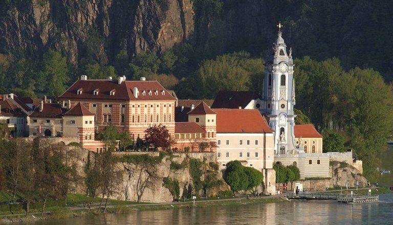 Exterior view of Dürnstein and castle, © Hotel Schloss Dürnstein GmbH Exterior view of Dürnstein and castle, © Hotel Schloss Dürnstein GmbH