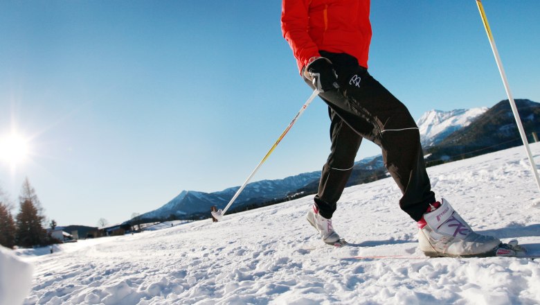 Cross-country skiing through the snow, © weinfranz.at Cross-country skiing through the snow, © weinfranz.at