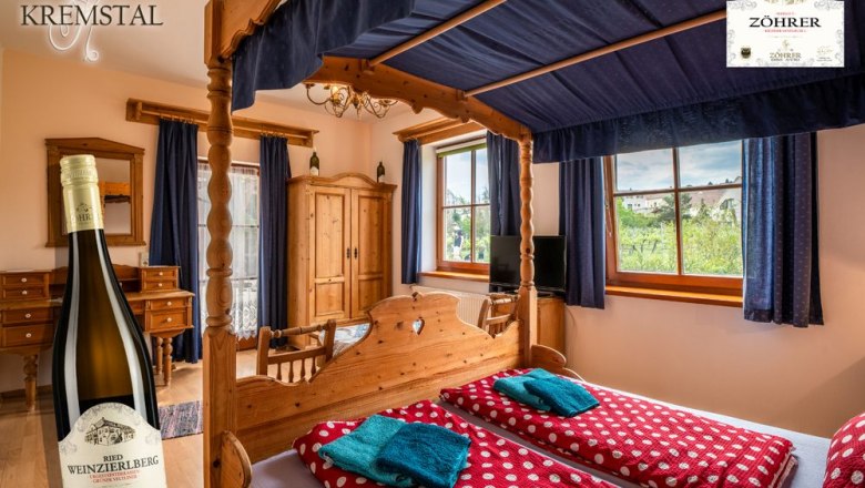 Room no. 3 four-poster bed, © Weingut Zöhrer Room no. 3 four-poster bed, © Weingut Zöhrer