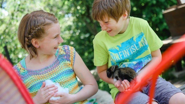 kerndlerhof_kinder_mit_hasen_-schwarz-koenigat, © Schwarz-König kerndlerhof_kinder_mit_hasen_-schwarz-koenigat, © Schwarz-König