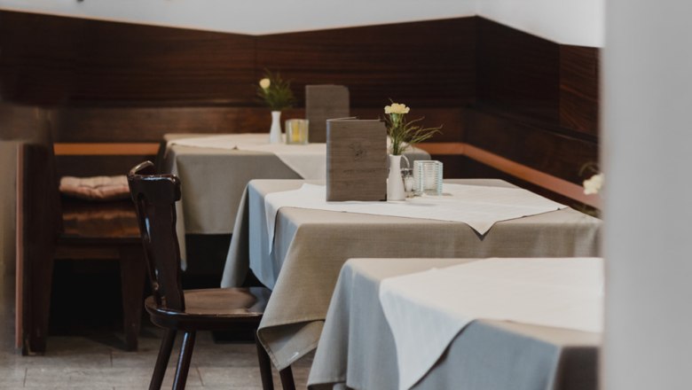 Fenyő szalon vagy zöld udvari kert, © Niederösterreich Werbung/David Schreiber Egy hangulatos étterem belső nézete, fából készült bútorokkal és terített asztalokkal.