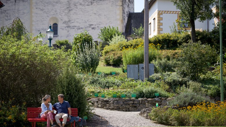 In front of the fortified church in Bad Schönau, © Wiener Alpen, Florian Lierzer In front of the fortified church in Bad Schönau, © Wiener Alpen, Florian Lierzer