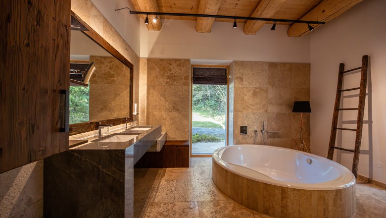 Nyaraló a tónál, © Niederösterreich Werbung / Maximilian Pawlikowsky Modern fürdőszoba szabadon álló káddal, nagy tükörrel és fagerendás mennyezettel.