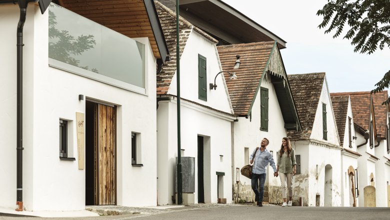 Pincészet Hagn Kellerstöckl, © Weinviertel Tourismus GmbH Egy pár sétál a hagyományos borospincék mellett.