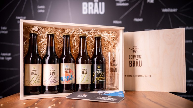Schwarzbräu beers in the elegant wooden box, © Herbst Schwarzbräu beers in the elegant wooden box, © Herbst