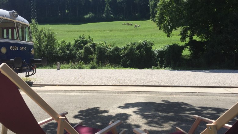 Shady front garden with sun loungers, © M. Schorn Shady front garden with sun loungers, © M. Schorn