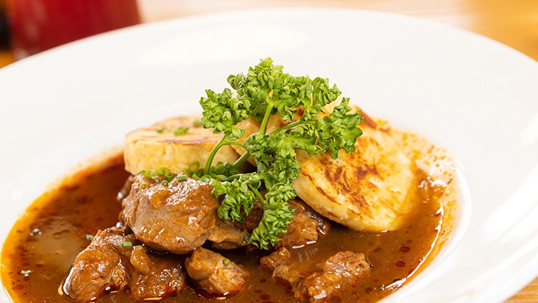 Eis-Greissler Kulinarik-Stadl Beef goulash, © Blochberger Eisproduktion GmbH Eis-Greissler Kulinarik-Stadl Beef goulash, © Blochberger Eisproduktion GmbH