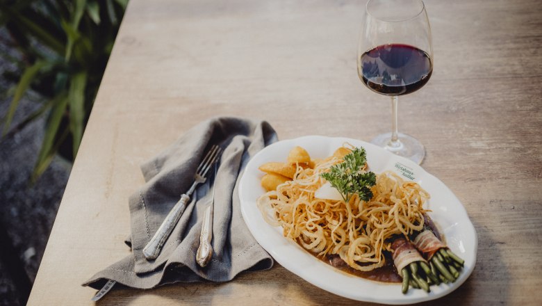 Zwiebelrostbraten, Kartoffeln, Speckbohnen, © Niederösterreich Werbung/Rita Newman Zwiebelrostbraten, Kartoffeln, Speckbohnen, © Niederösterreich Werbung/Rita Newman