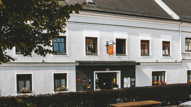 Fogadó Mankban, © Niederösterreich Werbung/David Schreiber Hagyományos fogadó Mankban, fehér falakkal és virágládákkal az ablakokon.