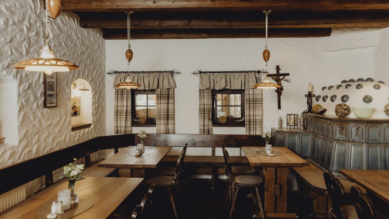 Waldviertler szalon, © Niederösterreich Werbung/Sophie Menegaldo Hangulatos szalon fabútorokkal, cserépkályhával és rusztikus díszítéssel.