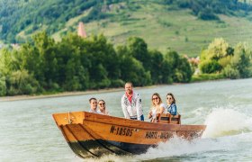 Out and about on the Danube by boat, © Hartl Out and about on the Danube by boat, © Hartl