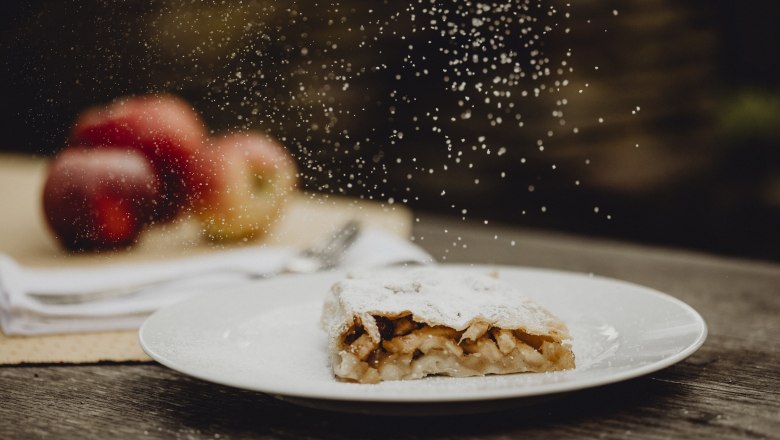 Homemade apple strudel, © Niederösterreich Werbung/Sophie Menegaldo Homemade apple strudel, © Niederösterreich Werbung/Sophie Menegaldo
