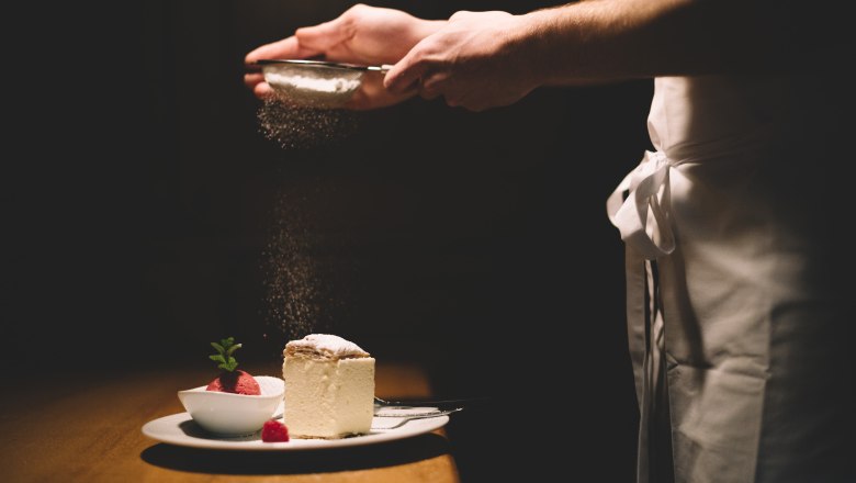 Amikor a krémszelet találkozik a málnaszörppel... mmmh...., © Niederösterreich Werbung/Mara Hohla Egy tányér krémszelet és málnaszörbet, porcukorral megszórva.