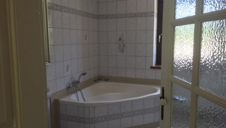 Large corner bathtub in the former railroad attendant's apartment, © M. Schorn Large corner bathtub in the former railroad attendant's apartment, © M. Schorn