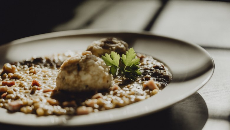 Bacon lentils with bread dumplings, © Niederösterreich Werbung/Sophie Menegaldo Bacon lentils with bread dumplings, © Niederösterreich Werbung/Sophie Menegaldo