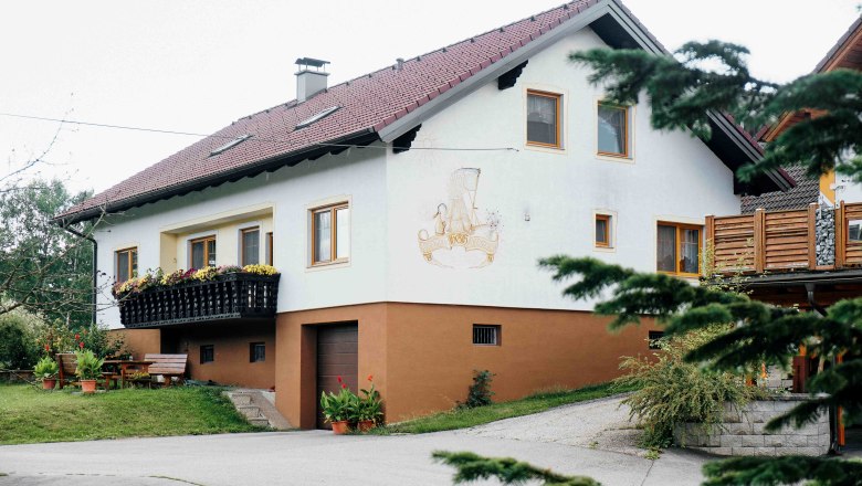 A view of our house with the vacation apartments on the 1st floor, © Biohof Hammerschmidt A view of our house with the vacation apartments on the 1st floor, © Biohof Hammerschmidt