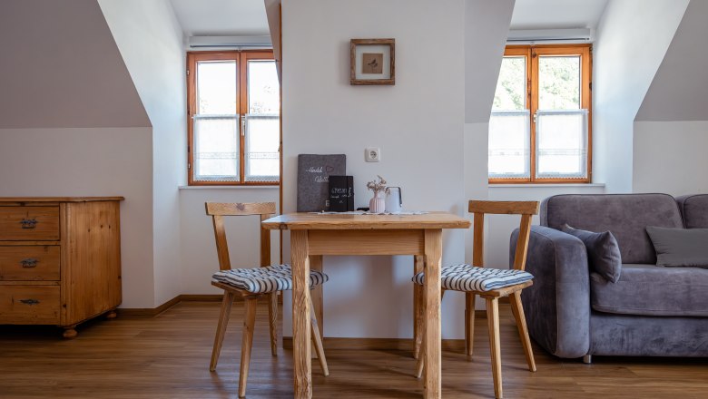 Leopold an der Ybbs, © © Niederösterreich Werbung/ Maximilian Pawlikowsky Hangulatos nappali fából készült asztallal, két székkel és kanapéval.