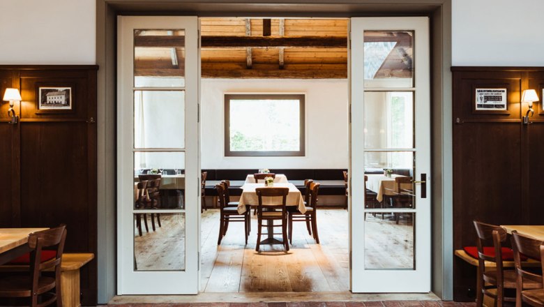 Modern, időtlen hangulat, © Niederösterreich Werbung/David Schreiber Hangulatos étterem fából készült bútorokkal és nagy ablakokkal.