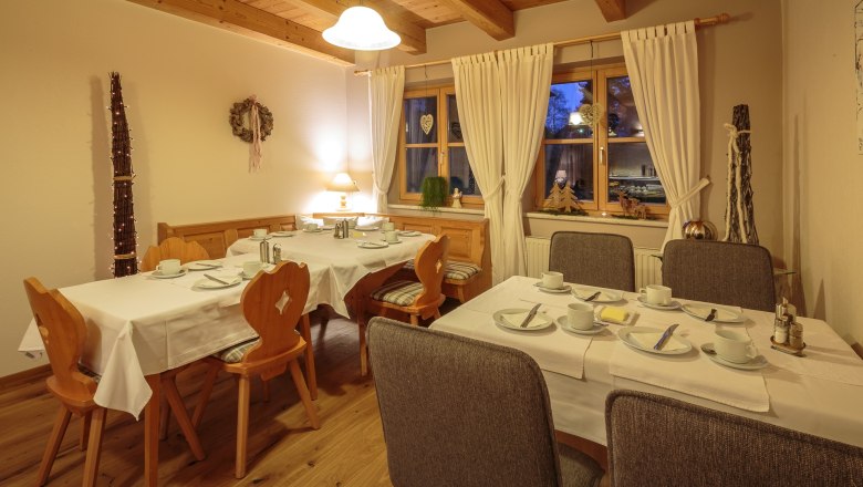 Reggelizőterem, © rosinger Hangulatos reggelizőterem terített asztalokkal, fabútorokkal és dekorációval.