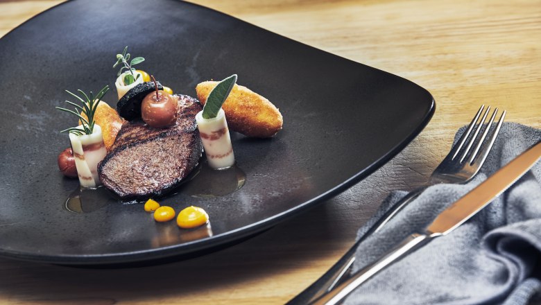 Pink glazed calf's liver, spelt balsam, Mangalitza bacon, Calvados apple, polenta dumplings, © Niederösterreich Werbung/Andreas Hofer Pink glazed calf's liver, spelt balsam, Mangalitza bacon, Calvados apple, polenta dumplings, © Niederösterreich Werbung/Andreas Hofer