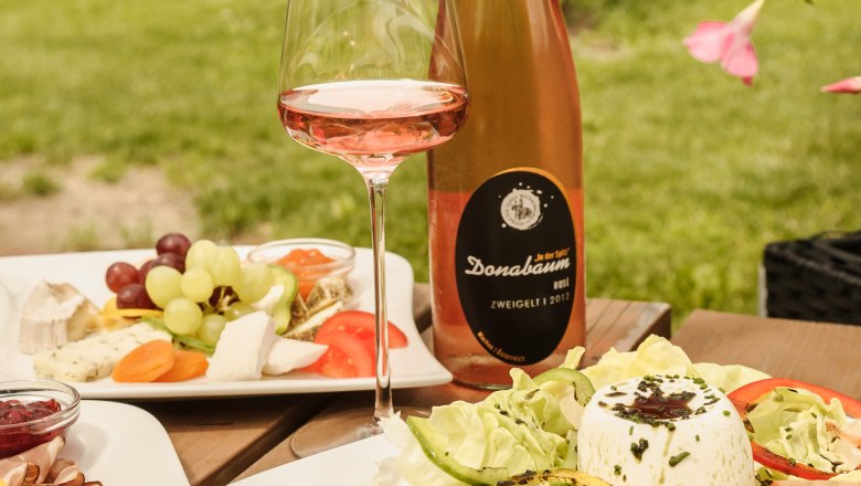 Snack a Strawanzerben, © Rita Newman A Strawanzer borozóban a kinti asztal borral, salátával és sajttálcával megterítve