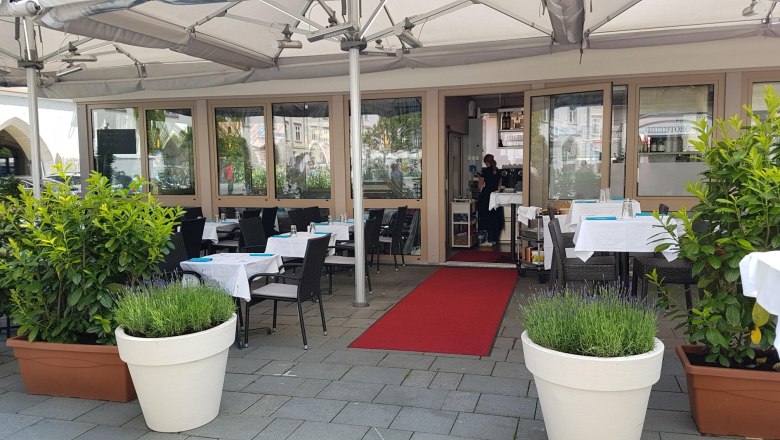 Reef & Beef járda kávézóval, © Piroska Weiss Reef & Beef járda kávézóval, © Piroska Weiss